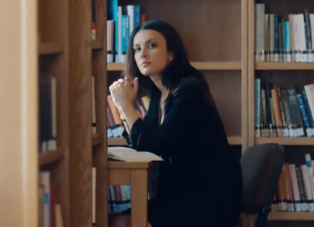 Çukur'un Gizemli Kütüphanecisi Sedef: Hilal Kızıldağ Kimdir?