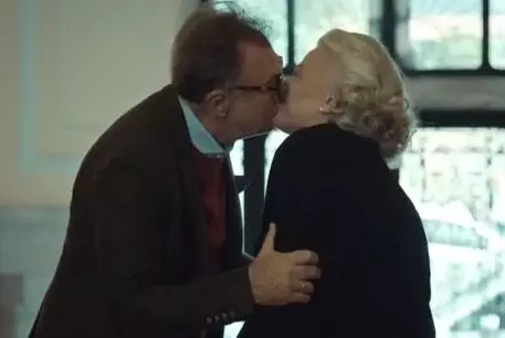 İstanbullu Gelin'e Damga Vuran Öpüşme Sahnesi!